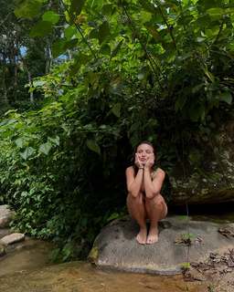 Larissa Manoela feet photo thumbnail
