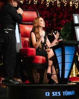 Hadise feet photo thumbnail