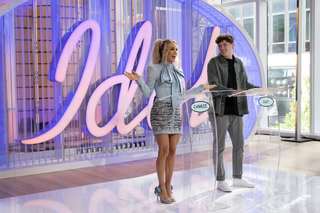 Carrie Underwood feet photo thumbnail