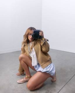 Rita Ora feet photo thumbnail