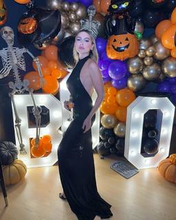 Hadise feet photo thumbnail