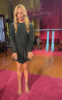 Cat Deeley feet photo thumbnail
