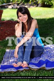 Victoria Justice feet photo thumbnail