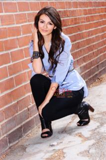 Victoria Justice feet photo thumbnail