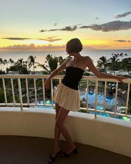 Shelley Hennig feet photo 4