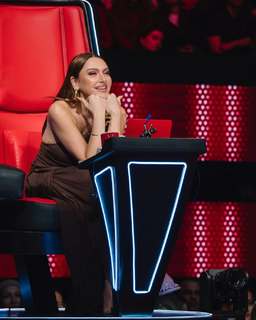 Hadise feet photo thumbnail