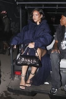Rihanna feet photo thumbnail