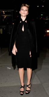 Scarlett Johansson feet photo thumbnail