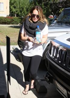 Hilary Duff feet photo thumbnail