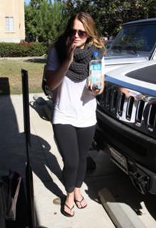 Hilary Duff feet photo thumbnail