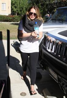 Hilary Duff feet photo thumbnail