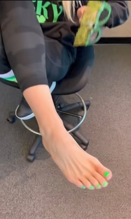 Kyle Unfug feet photo thumbnail