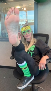Kyle Unfug feet photo thumbnail