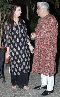 Dia Mirza feet photo thumbnail