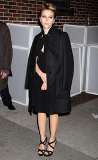 Scarlett Johansson feet photo thumbnail