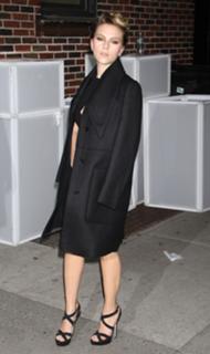 Scarlett Johansson feet photo thumbnail