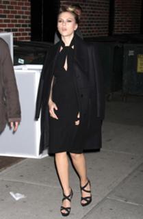 Scarlett Johansson feet photo thumbnail