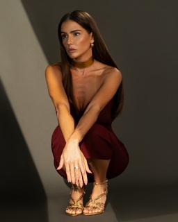 Deborah Secco feet photo thumbnail