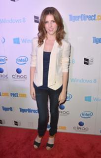 Anna Kendrick feet photo thumbnail