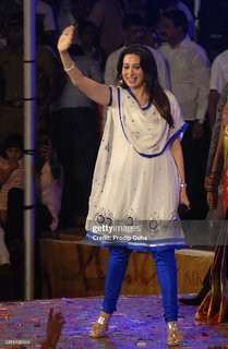 Karisma Kapoor feet photo thumbnail