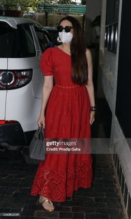 Karisma Kapoor feet photo thumbnail