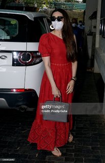 Karisma Kapoor feet photo thumbnail