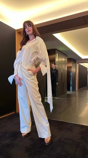 Anne Hathaway feet photo thumbnail