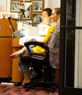 Jennifer Love Hewitt feet photo thumbnail