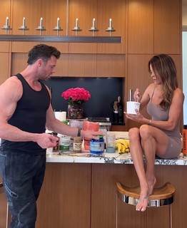 Brooke Burke feet photo thumbnail