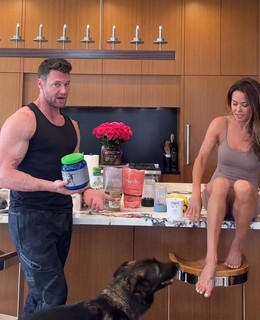 Brooke Burke feet photo thumbnail