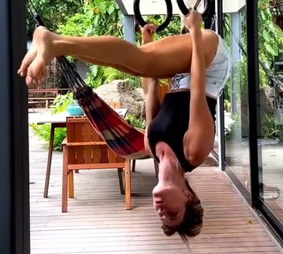 Carolina Dieckmann feet photo thumbnail