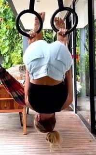 Carolina Dieckmann feet photo thumbnail