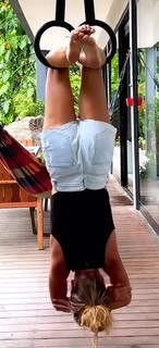 Carolina Dieckmann feet photo thumbnail