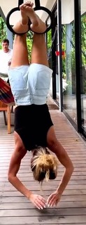 Carolina Dieckmann feet photo thumbnail
