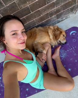 Larissa Manoela feet photo thumbnail