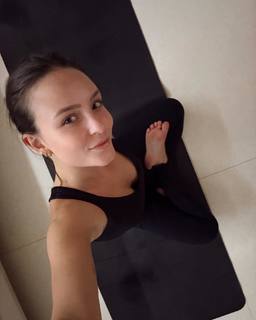 Larissa Manoela feet photo thumbnail