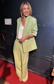 Cat Deeley feet photo thumbnail