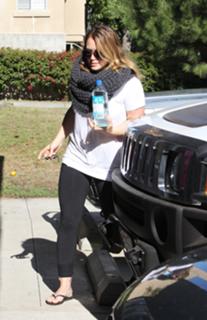 Hilary Duff feet photo thumbnail