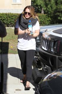 Hilary Duff feet photo thumbnail