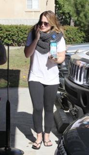 Hilary Duff feet photo thumbnail