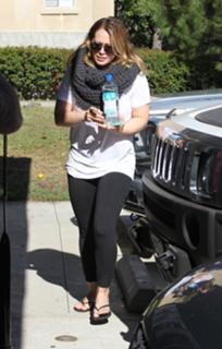Hilary Duff feet photo thumbnail