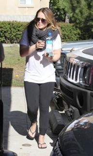 Hilary Duff feet photo thumbnail