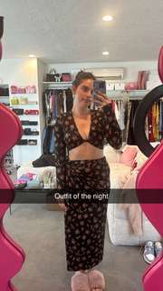 Natalie Noel Mariduena feet photo thumbnail