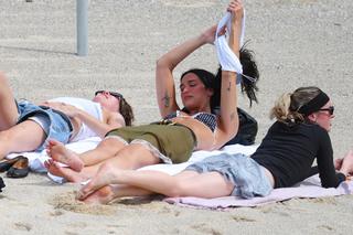 Dua Lipa feet photo thumbnail
