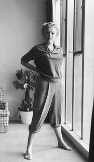 Marilyn Monroe feet photo thumbnail