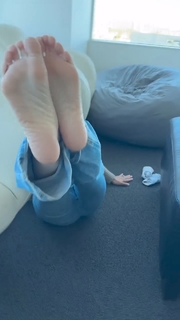 Kyle Unfug feet photo thumbnail