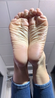 Kyle Unfug feet photo thumbnail