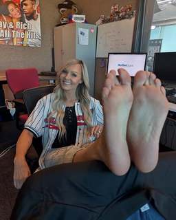 Kyle Unfug feet photo thumbnail