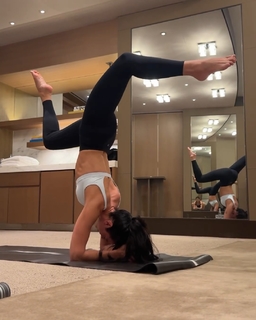 Dua Lipa feet photo thumbnail