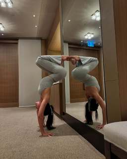 Dua Lipa feet photo thumbnail